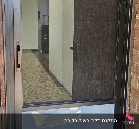 התקנת דלת רשת מאלומיניום שחור בכניסה לבית